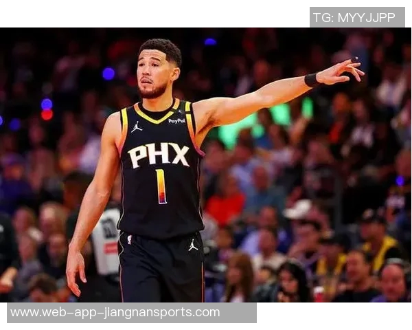 布克上半场表现挣扎12投5中仅得14分5篮板罚球命中率低迷