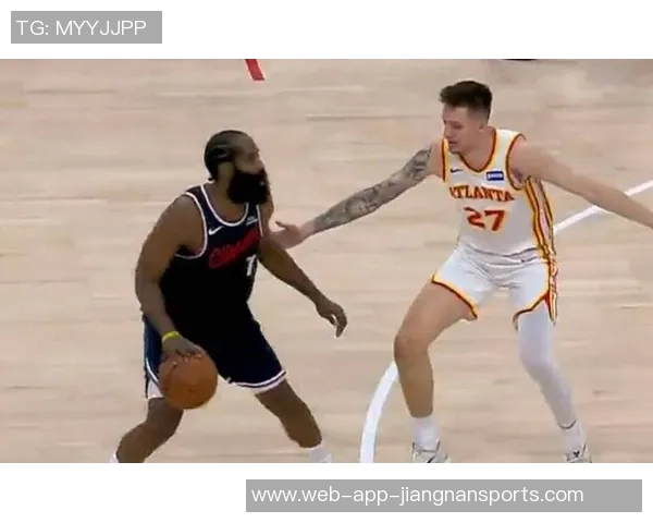 哈登再度燃尽赛场格莱姆斯手肘碰撞引发热议 哈登再度燃尽赛场格莱姆斯手肘碰撞引发热议