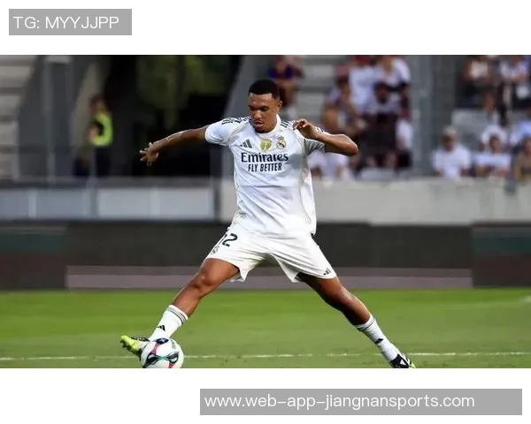 皇马全员合练赫伊森阿诺德卡瓦哈尔塞巴略斯状态回暖备战新赛季 皇马全员合练赫伊森阿诺德卡瓦哈尔塞巴略斯状态回暖备战新赛季