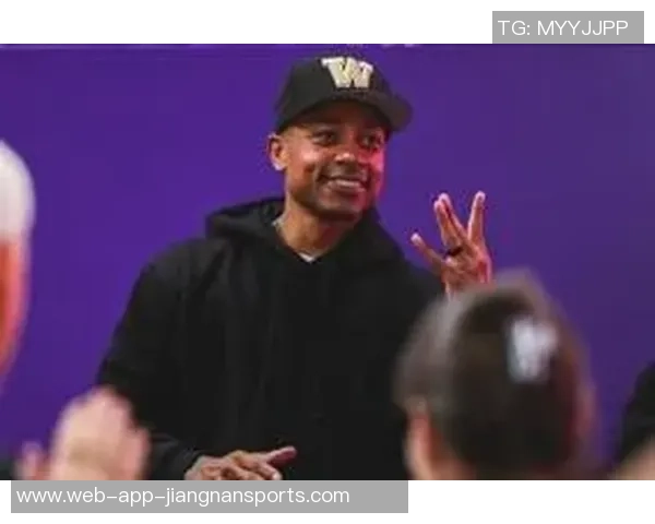 小托马斯重返母校华盛顿大学观看比赛社交媒体热情欢迎他回归 小托马斯重返母校华盛顿大学观看比赛社交媒体热情欢迎他回归